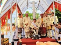 Jokowi menerima gelar adat di Kedatun Keagungan, Bandar Lampung, Sabtu (27/6/2026).