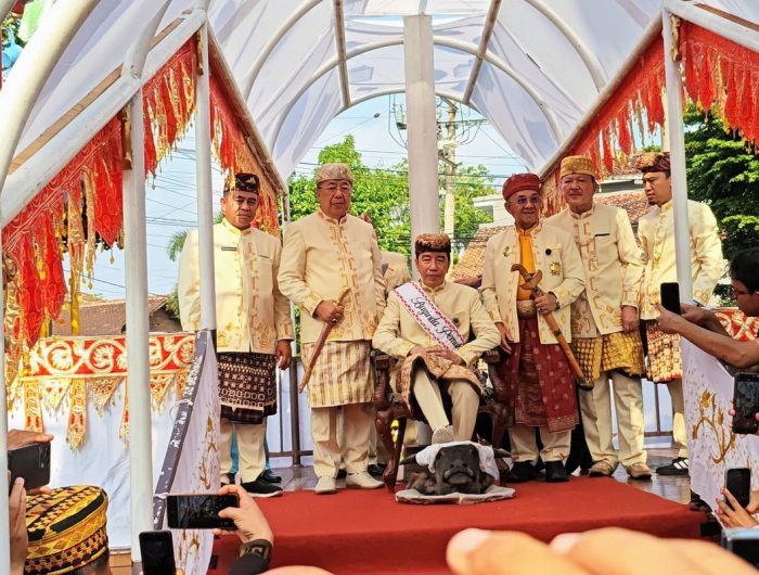 Jokowi menerima gelar adat di Kedatun Keagungan, Bandar Lampung, Sabtu (27/6/2026).