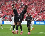 Jonathan David (kanan) melakukan selebrasi bersama Stephen Eustaquio (kiri) setelah mencetak gol ke gawang Qatar di Vancouver, British Columbia, Jumat (19/6/2026) pagi WIB.(The Canadian Press)