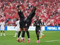 Jonathan David (kanan) melakukan selebrasi bersama Stephen Eustaquio (kiri) setelah mencetak gol ke gawang Qatar di Vancouver, British Columbia, Jumat (19/6/2026) pagi WIB.(The Canadian Press)