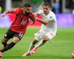 Pemain Mesir, Mohamed Salah (kiri), berebut bola dengan pemain Iran, Ali Nemati (kanan) di Seattle pada Sabtu (27/6/2026). (AP Photo)