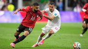 Pemain Mesir, Mohamed Salah (kiri), berebut bola dengan pemain Iran, Ali Nemati (kanan) di Seattle pada Sabtu (27/6/2026). (AP Photo)