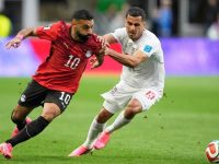 Pemain Mesir, Mohamed Salah (kiri), berebut bola dengan pemain Iran, Ali Nemati (kanan) di Seattle pada Sabtu (27/6/2026). (AP Photo)