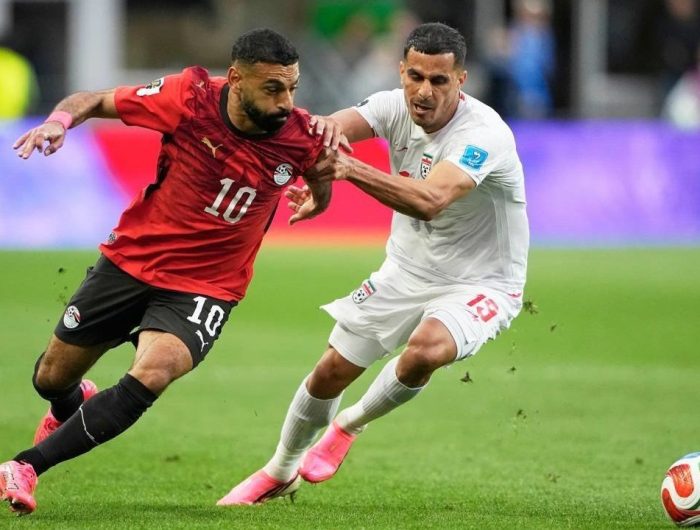 Pemain Mesir, Mohamed Salah (kiri), berebut bola dengan pemain Iran, Ali Nemati (kanan) di Seattle pada Sabtu (27/6/2026). (AP Photo)