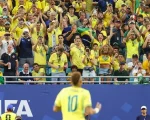 Para penggemar Timnas Brasil menyambut kembalinya superstar mereka, Neymar saat Brasil berhadapan Skotlandia di Stadion Miami, Miami Gardens pada Kamis (24/6/2026). (AFP)
