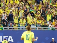 Para penggemar Timnas Brasil menyambut kembalinya superstar mereka, Neymar saat Brasil berhadapan Skotlandia di Stadion Miami, Miami Gardens pada Kamis (24/6/2026). (AFP)