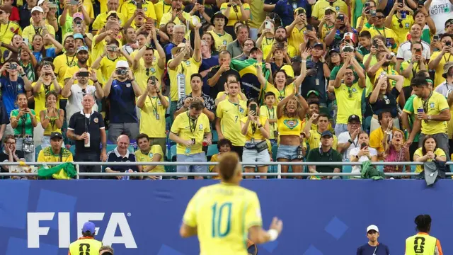 Para penggemar Timnas Brasil menyambut kembalinya superstar mereka, Neymar saat Brasil berhadapan Skotlandia di Stadion Miami, Miami Gardens pada Kamis (24/6/2026). (AFP)
