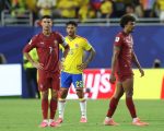 Luis Suarez (kuning), bereaksi di dekat penyerang Portugal, Cristiano Ronaldo di Miami Stadium pada Miami Minggu (28/6/2026).(AFP)