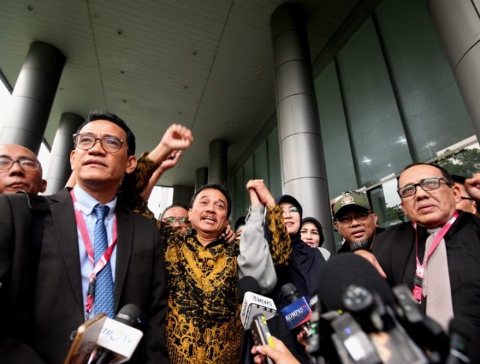 Roy Suryo dan dr Tifa Dibebaskan. (Okezone).