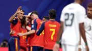 Para Punggawa Spanyol merayakan gol keempat timnya, yang tercipta melalui gol bunuh diri Hassan Al-Tambakti (#5) dari Arab Saudi di Stadion Atlanta, pada 22 Juni 2026 dini hari di Atlanta, Georgia. (AFP).