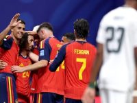 Para Punggawa Spanyol merayakan gol keempat timnya, yang tercipta melalui gol bunuh diri Hassan Al-Tambakti (#5) dari Arab Saudi di Stadion Atlanta, pada 22 Juni 2026 dini hari di Atlanta, Georgia. (AFP).
