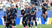 Pemain Timnas Paraguay merayakan saat kiper mereka menyelamatkan penalti keempat Jerman di Stadion Boston pada Selasa (30/6/2026). (AFP)