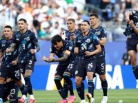 Pemain Timnas Paraguay merayakan saat kiper mereka menyelamatkan penalti keempat Jerman di Stadion Boston pada Selasa (30/6/2026). (AFP)