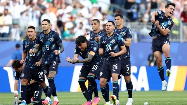 Pemain Timnas Paraguay merayakan saat kiper mereka menyelamatkan penalti keempat Jerman di Stadion Boston pada Selasa (30/6/2026). (AFP)