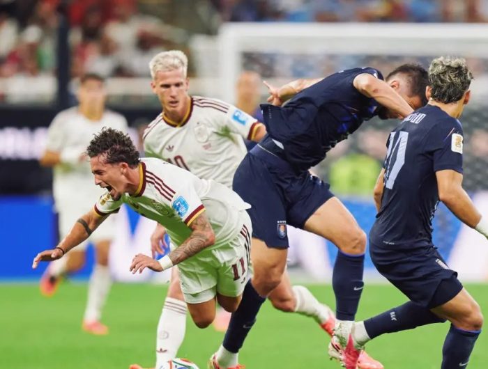Timnas Spanyol (putih) vs Timnas Uruguay (biru). (SEFutbol)