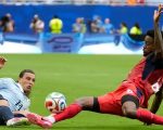 Pemain Timnas Uruguay, Agustin Canobbio (kiri), berebut bola dengan pemain Tanjung Verde, Diney Borges (kanan), di Miami Garden, Florida, Senin (22/6/2026) pagi WIB. (AP Photo).