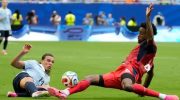 Pemain Timnas Uruguay, Agustin Canobbio (kiri), berebut bola dengan pemain Tanjung Verde, Diney Borges (kanan), di Miami Garden, Florida, Senin (22/6/2026) pagi WIB. (AP Photo).
