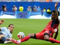 Pemain Timnas Uruguay, Agustin Canobbio (kiri), berebut bola dengan pemain Tanjung Verde, Diney Borges (kanan), di Miami Garden, Florida, Senin (22/6/2026) pagi WIB. (AP Photo).