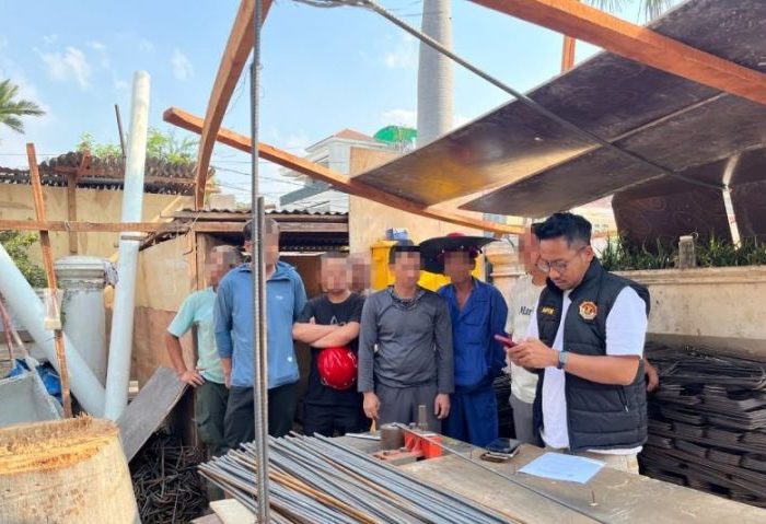 10 Warga Negara Asing (WNA) asal Tiongkok/China ditangkap petugas Imigrasi Jakarta Utara saat bekerja sebagai buruh bangunan di kawasan Pluit, Kecamatan Penjaringan. (HO-Imigrasi Jakut)