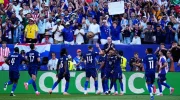 Pemain Prancis merayakan gol melawan Paraguay di Philadelphia pada Minggu (5/07/2026). (AP Photo)