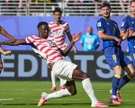 Pemain Amerika Serikat Folarin Balogun (tengah) dipressing ketat pemain Bosnia (biru) di Santa Clara pada Kamis (2/7/2026). (AP Photo)