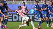 Pemain Amerika Serikat Folarin Balogun (tengah) dipressing ketat pemain Bosnia (biru) di Santa Clara pada Kamis (2/7/2026). (AP Photo)