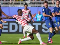 Pemain Amerika Serikat Folarin Balogun (tengah) dipressing ketat pemain Bosnia (biru) di Santa Clara pada Kamis (2/7/2026). (AP Photo)
