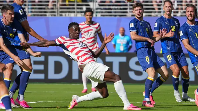 Pemain Amerika Serikat Folarin Balogun (tengah) dipressing ketat pemain Bosnia (biru) di Santa Clara pada Kamis (2/7/2026). (AP Photo)
