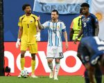 Lionel Messi bereaksi di samping kiper Tanjung Verde, Vozinha di Hard Rock Stadium pada Sabtu (4/7/2026). (AFP)