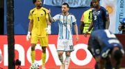 Lionel Messi bereaksi di samping kiper Tanjung Verde, Vozinha di Hard Rock Stadium pada Sabtu (4/7/2026). (AFP)