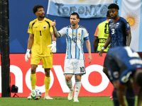 Lionel Messi bereaksi di samping kiper Tanjung Verde, Vozinha di Hard Rock Stadium pada Sabtu (4/7/2026). (AFP)