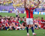 Timnas Norwegia menyapa pendukung setelah laga kontra Brasil di New Jersey Stadium pada Senin (6/7/2026). (AP Photo)