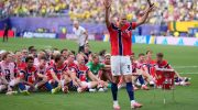 Timnas Norwegia menyapa pendukung setelah laga kontra Brasil di New Jersey Stadium pada Senin (6/7/2026). (AP Photo)