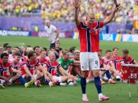 Timnas Norwegia menyapa pendukung setelah laga kontra Brasil di New Jersey Stadium pada Senin (6/7/2026). (AP Photo)