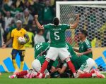 Para punggawa Meksiko merayakan gol kedua mereka kontra Ekuador di Mexico City pada Rabu (1/7/2026). (AP Photo)