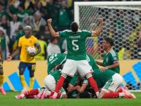 Para punggawa Meksiko merayakan gol kedua mereka kontra Ekuador di Mexico City pada Rabu (1/7/2026). (AP Photo)