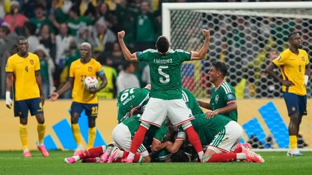 Para punggawa Meksiko merayakan gol kedua mereka kontra Ekuador di Mexico City pada Rabu (1/7/2026). (AP Photo)