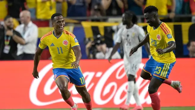 Dua pemain Kolombia melakukan selebrasi saat membobol gawang Ghana pada Sabtu (4/7/2026). (AFP)