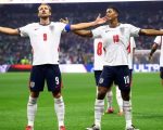 Duo lini depan Inggris Harry Kane dan Jude Bellingham melakukan selebrasi melawan tuan rumah Meksiko di Stadion Azteca pada Senin (6/7/2026). (REUTERS)