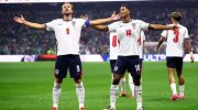 Duo lini depan Inggris Harry Kane dan Jude Bellingham melakukan selebrasi melawan tuan rumah Meksiko di Stadion Azteca pada Senin (6/7/2026). (REUTERS)