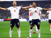 Duo lini depan Inggris Harry Kane dan Jude Bellingham melakukan selebrasi melawan tuan rumah Meksiko di Stadion Azteca pada Senin (6/7/2026). (REUTERS)