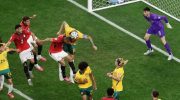 Duel sengit pemain Australia vs Mesir di Dallas Stadium, Sabtu (4/7/2026). (AFP)