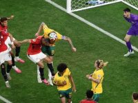 Duel sengit pemain Australia vs Mesir di Dallas Stadium, Sabtu (4/7/2026). (AFP)