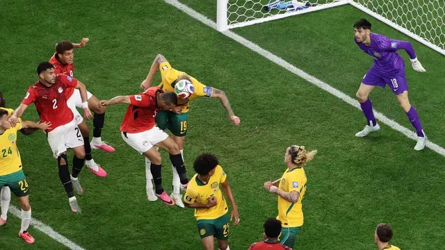 Duel sengit pemain Australia vs Mesir di Dallas Stadium, Sabtu (4/7/2026). (AFP)