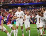 Erling Haaland bersama rekan-rekannya merayakan gol kedua Norwegia melawan Pantai Gading di Dallas Stadium pada Rabu (1/7/2026). (AFP)