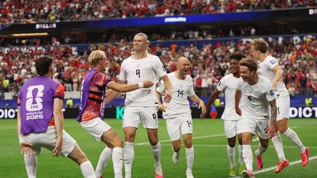 Erling Haaland bersama rekan-rekannya merayakan gol kedua Norwegia melawan Pantai Gading di Dallas Stadium pada Rabu (1/7/2026). (AFP)