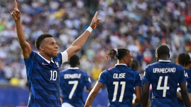 Penyerang Timnas Prancis Kylian Mbappe merayakan gol ketiga timnya melawan Swedia di New Jersey Stadium, Rabu (1/7/2026). (AFP)