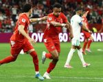 Dua pemain Swiss selebrasi usai mengoyak jala gawang Aljazair pada Jumat (3/7/2026). (REUTERS)