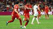 Dua pemain Swiss selebrasi usai mengoyak jala gawang Aljazair pada Jumat (3/7/2026). (REUTERS)