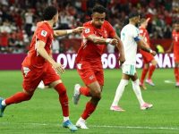 Dua pemain Swiss selebrasi usai mengoyak jala gawang Aljazair pada Jumat (3/7/2026). (REUTERS)